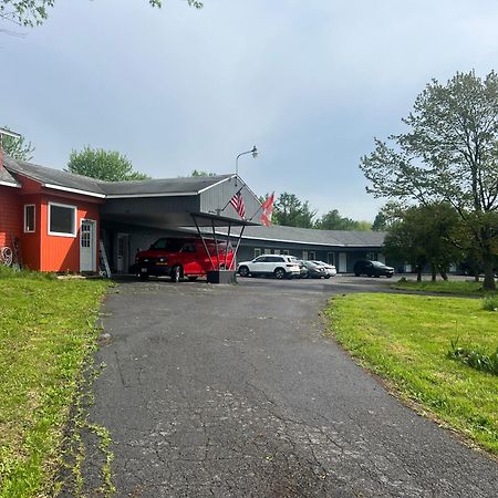 Nest Inn Watertown Exterior photo